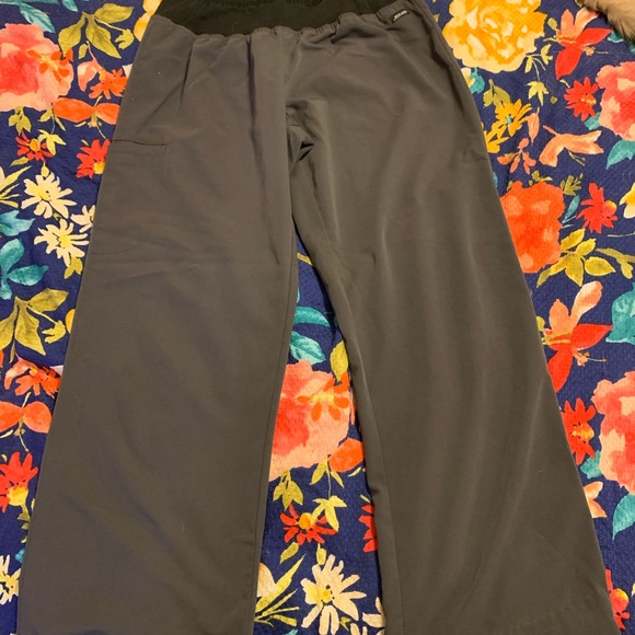 Gray scrub top and scrub pants - Picture 4 of 5